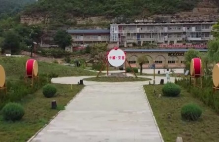 陜西延安馮家營(yíng)村：上至九十九 下到剛會(huì)走 人人都會(huì)打腰鼓