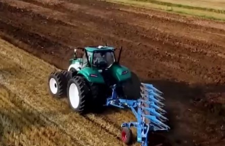 國家“十三五”科技創(chuàng)新成就展 打破國外壟斷 國產(chǎn)重型大馬力拖拉機亮相