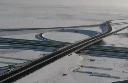 新疆：貫穿我國(guó)第二大沙漠的S21沙漠高速通車(chē)