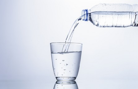 辟謠 | 喝隔夜水會中毒是謠言