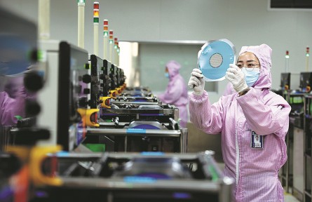 頭條英文播報 | Nation aims for breakthroughs in chip sector