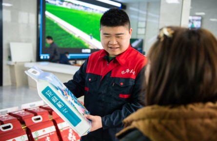 在鄉(xiāng)村和田間，這群年輕“新農(nóng)人”工作很精彩