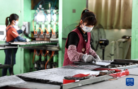 紓困穩(wěn)崗 help ease enterprises' burden and keep their payroll stable