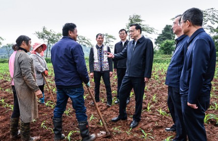 李克強(qiáng)在云南考察時(shí)強(qiáng)調(diào)：上下齊心協(xié)力 加大市場主體紓困力度 切實(shí)穩(wěn)就業(yè)?；久裆?></a></td>
<td align=