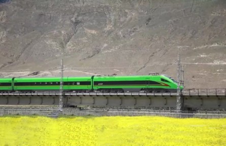 【沿著總書(shū)記的足跡】奮力譜寫(xiě)雪域高原發(fā)展新篇章