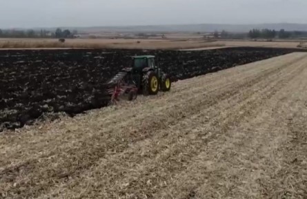 秋收與護(hù)土同步 黑土地吃上“營(yíng)養(yǎng)餐”