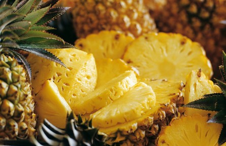 辟謠 | 菠蘿扎嘴是因?yàn)檎嬗小搬槨?？泡鹽水不管用，你可以試試這樣做