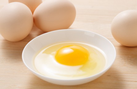 辟謠 | 小心！雞蛋生吃，嚴(yán)重可致命！挑選時(shí)需注意
