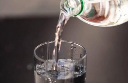 辟謠 | “蘇打水”算健康飲品嗎？?jī)深惾瞬唤ㄗh喝