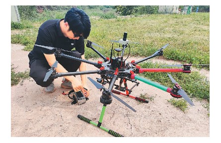 無人機駕駛員：“我們在地上開飛機！