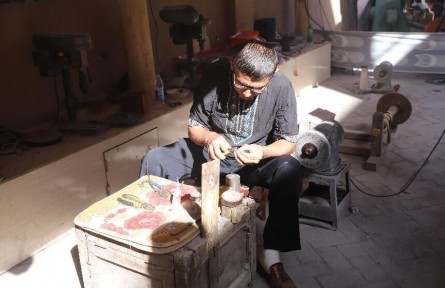 沿著河湖看新疆|喀什英吉沙縣非遺小鎮(zhèn)：小刀、土陶與印花布的傳承故事
