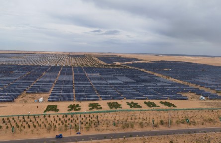 庫布其沙漠的“既要又要還要”：綠化固沙、光伏發(fā)電、沙漠旅游