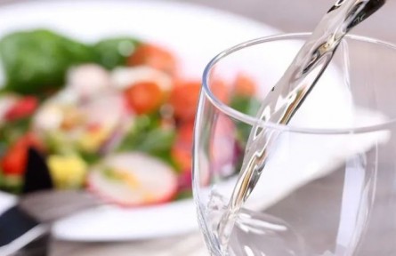 辟謠|吃飯時喝水真的影響消化嗎？