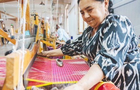 帶動(dòng)近萬人就業(yè)！新疆三個(gè)非遺工坊打造鄉(xiāng)村振興“新樣本”