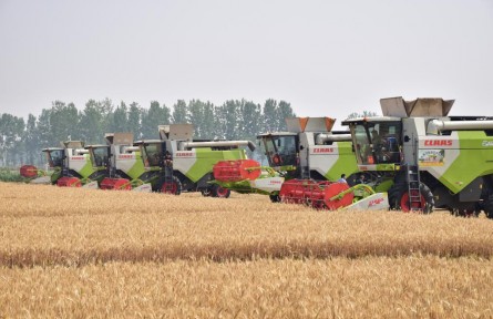 在這里，農(nóng)機(jī)高手們麥田間“過招”!