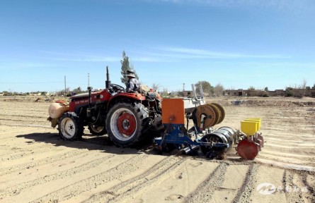 甘肅民勤：“土地托管”遇見“智能農(nóng)機” 解鎖“慧種地”密碼