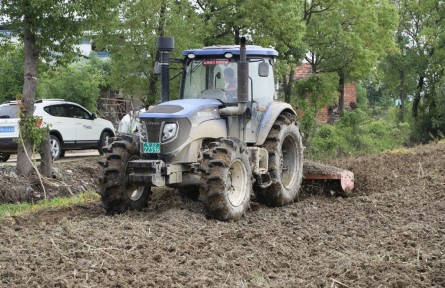 湖北陽(yáng)新：農(nóng)機(jī)“煥新”忙 備戰(zhàn)“三夏”正當(dāng)時(shí)