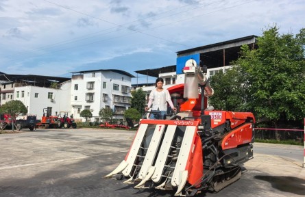 四川南充：學(xué)會(huì)開(kāi)農(nóng)機(jī) 村干部將持證下田