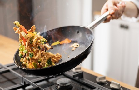 辟謠|炒菜時油冒煙了才下鍋，炒出來的菜更香？