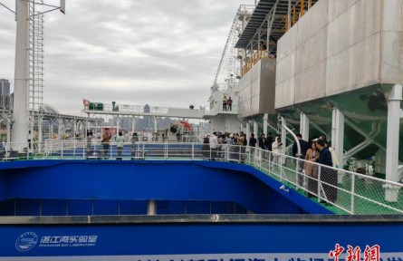 全球首型深遠(yuǎn)海智能漁業(yè)養(yǎng)殖工船在廣東湛江交付投產(chǎn)