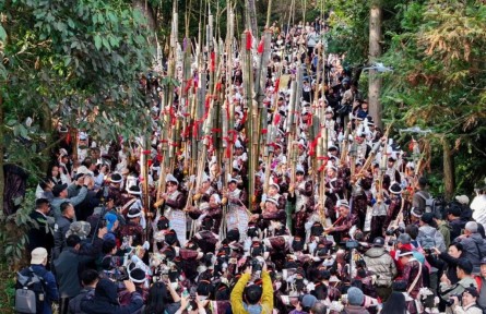 貴州岜沙苗寨：笙歌傳古寨，盛裝慶豐年