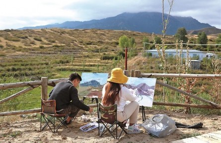 新疆昌吉州吉木薩爾縣新地鄉(xiāng)小分子村：丹青煥彩，村民執(zhí)筆繪振興