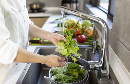 辟謠|“淘米水”洗菜比清水更干凈？