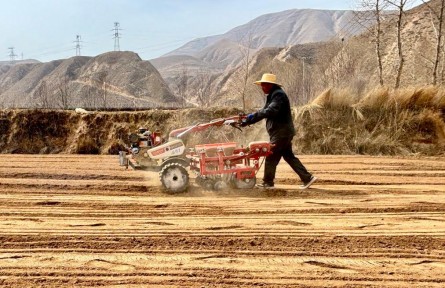 春耕新鮮事|農(nóng)機(jī)如何爬坡上山？