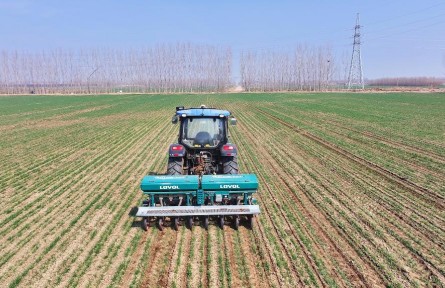 人工智能“開處方” 智慧農(nóng)機進麥田