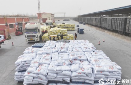 新疆鐵路助力春耕備耕 今年發(fā)運(yùn)化肥同比增長(zhǎng)三成