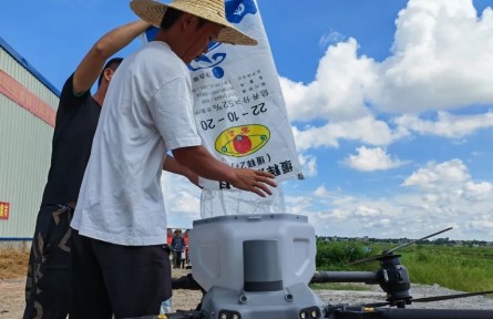 無(wú)人機(jī)化身“外賣(mài)員”，稻田吃上營(yíng)養(yǎng)餐